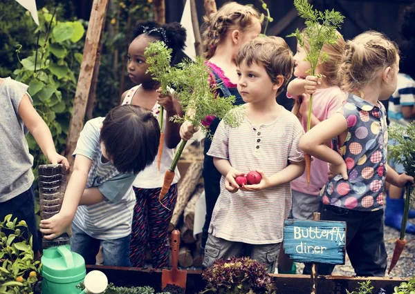 Barn lärande Trädgårdsskötsel utomhus — Stockfoto