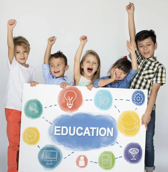 Bambini piccoli che tengono il cartello — Foto Stock