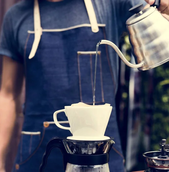 Barista mannen att göra dropp kaffe — Stockfoto