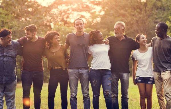 Diversiteit mensen samen in het park — Stockfoto