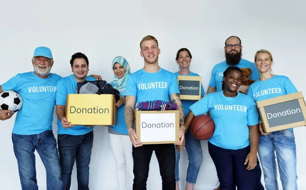 Voluntarios sosteniendo cajas — Foto de Stock