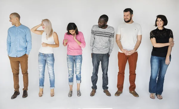 Diversidad de personas posando en estudio — Foto de Stock