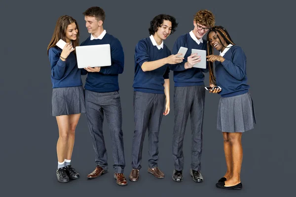 Estudantes que utilizam dispositivos digitais — Fotografia de Stock