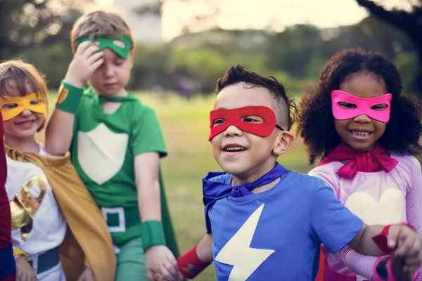 Дети в костюмах супергероев бегают — стоковое фото