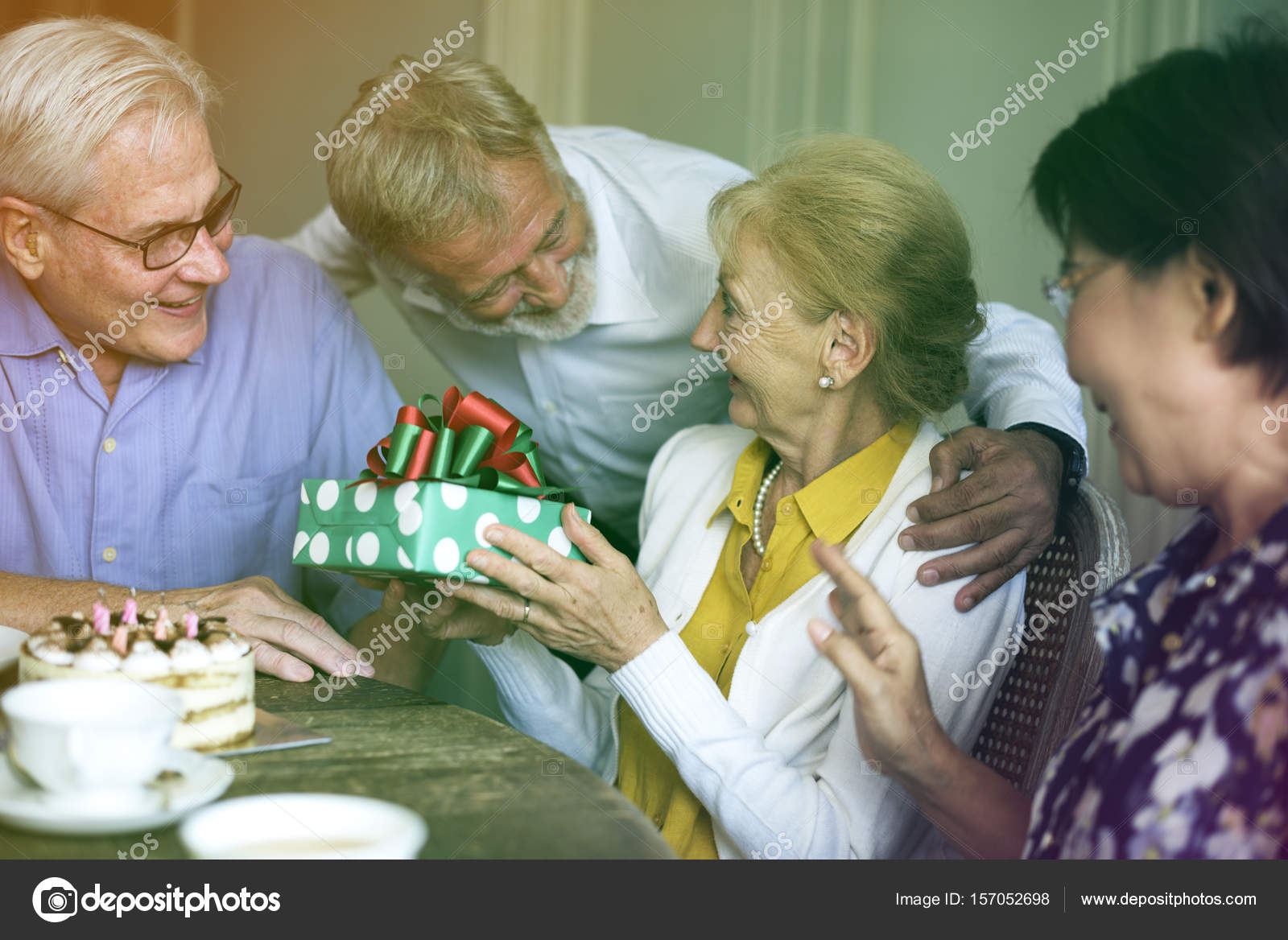 Reife Frau und ihr Geburtstagsgeschenk