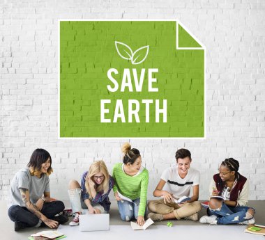 öğrenciler proje üzerinde birlikte çalışma