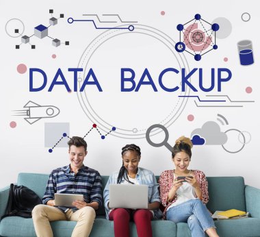 Arkadaşlar dijital cihazlar kullanarak 