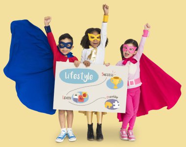 süper kahraman kostümleri giyen çocuk