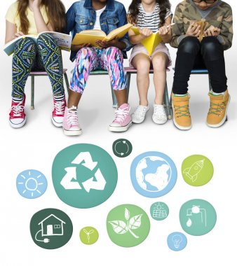 sandalye üzerinde oturan çocuk