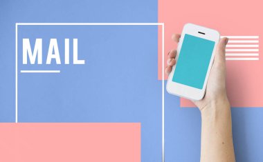 Akıllı telefon tutan kadın