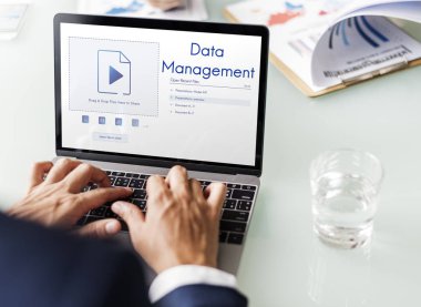 Bilgisayarla çalışan bir iş adamı