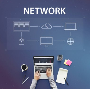 Laptop klavyesinde yazan kişi