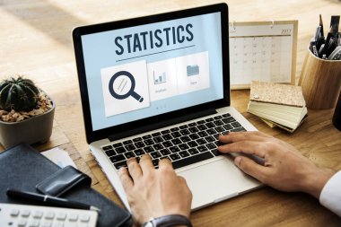 masada dizüstü kullanarak eller