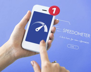 Akıllı telefon tutan kadın