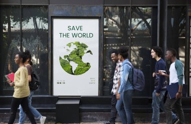 Afişini yürüyen öğrenciler 