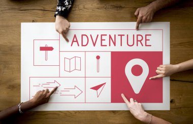 Haritaya işaret eden insanlar