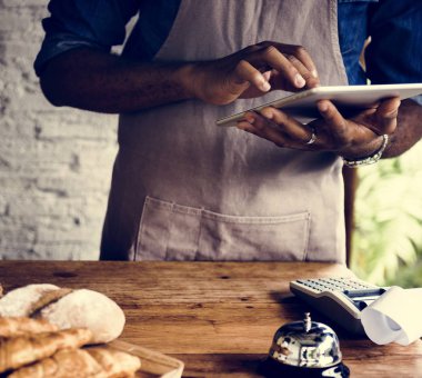 Fırında çalışan Afrika adam