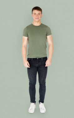  Gündelik giysiler içindeki genç adam.