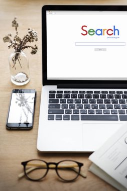 ahşap masa üstünde açılan laptop