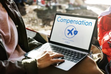 Açık havada dizüstü bilgisayar kullanarak, kadın 