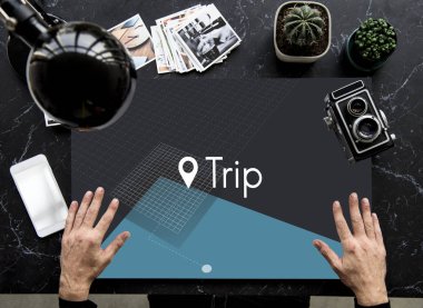 kişi ellerini masanın koy