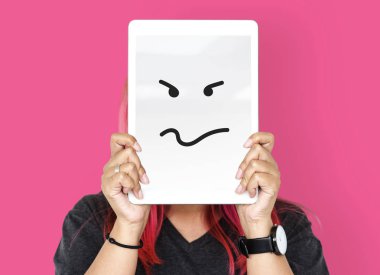 Dijital tablet ile yüz kapsayan kişi