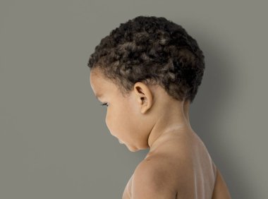 Çıplak göğüs ile küçük çocuk