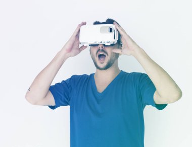 Adam visualiaing gerçeklik Gadget'ı kullanma