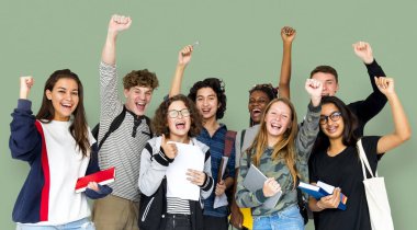 stüdyoda ayakta öğrenciler gülümseyen 