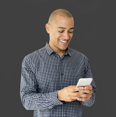 Cep telefonu kullanan adam 