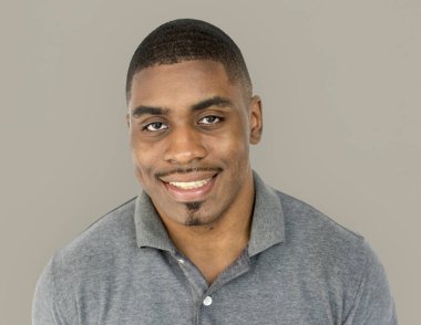 Afrika asıllı erkek gülümseyen 