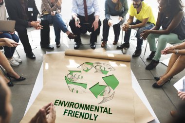 çemberde poster üzerinde oturan insanlar