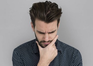 ciddi sakallı işadamı 