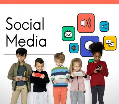 küçük çocuklar dijital cihazlar kullanarak