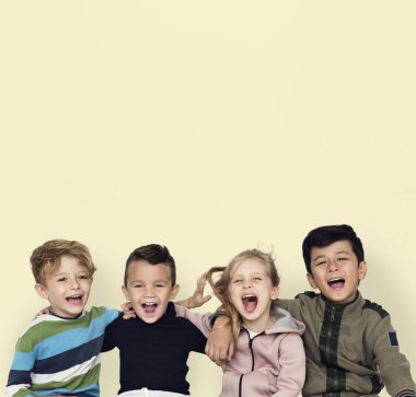 Çocuklar birlikte sarılma 