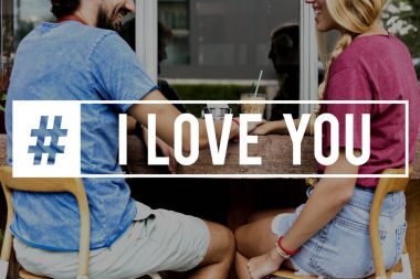 Kafe mekanlarda oturan Çift