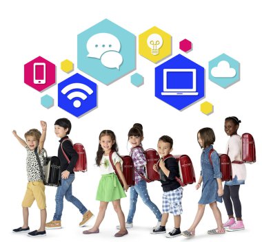 sırt çantaları ile yürüme çocuklar