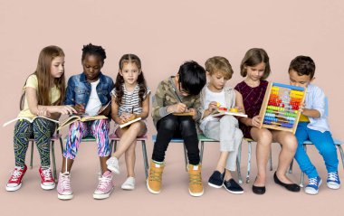 okul çocukları birlikte eğitim