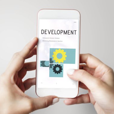 Akıllı telefon kullanan kadın