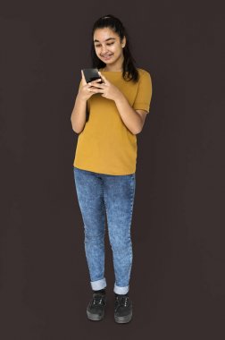 Akıllı telefon kullanan kadın 