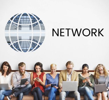 Dijital aygıtlar kullanan insanlar