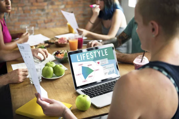 Fitness jovens adultos em reunião — Fotografia de Stock