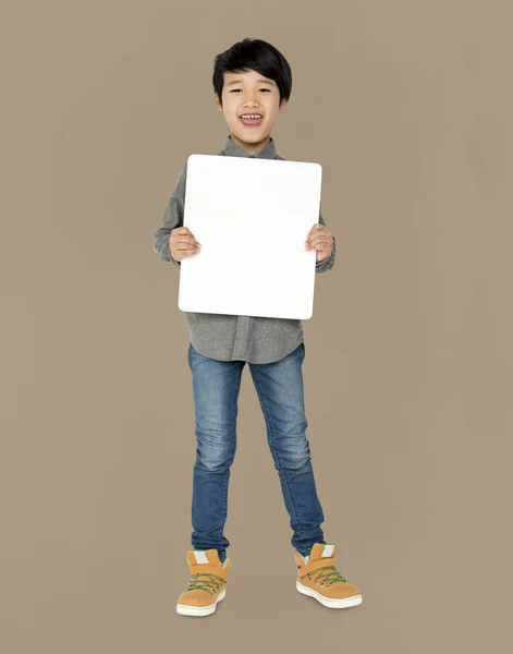 Αγόρι εκμετάλλευση κενό πίνακα — Φωτογραφία Αρχείου