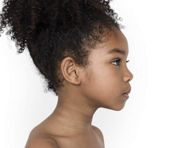 Маленькая девочка с голой грудью
