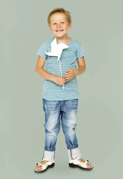 Menino com moinho de vento de brinquedo — Fotografia de Stock