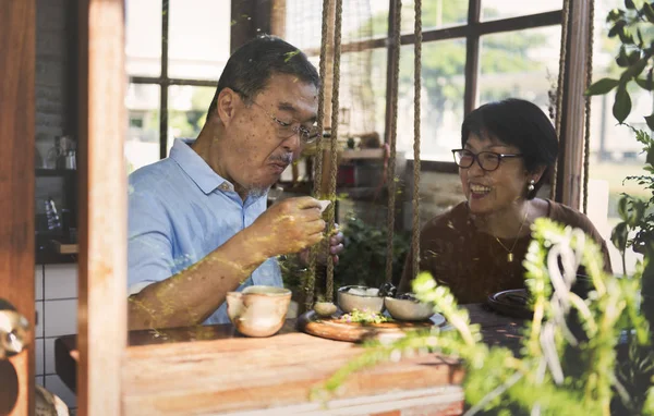 Couple drinking tea — Stock Photo, Image