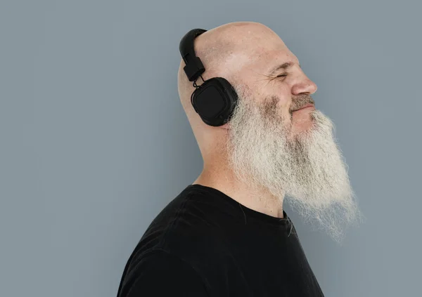 Mann trägt Kopfhörer — Stockfoto