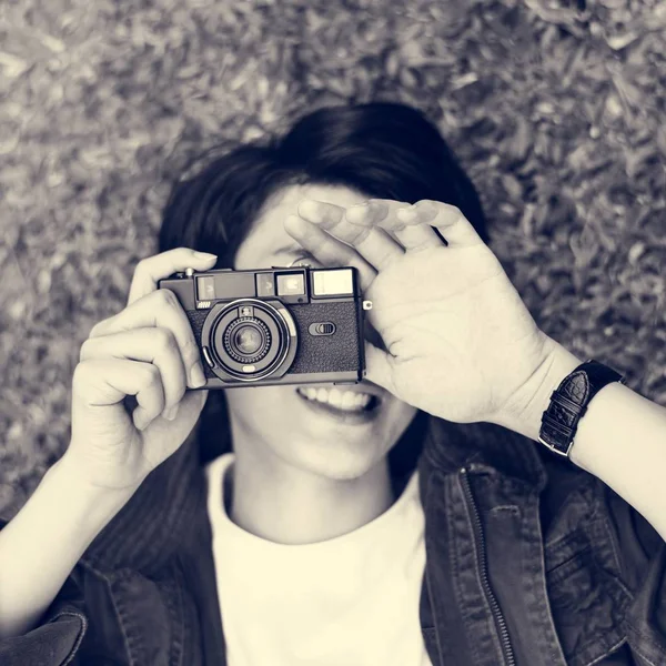 Jovem com câmera fotográfica — Fotografia de Stock