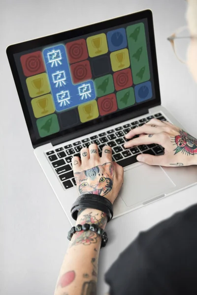 Dövmeli kişi dizüstü bilgisayarda yazarak. — Stok fotoğraf