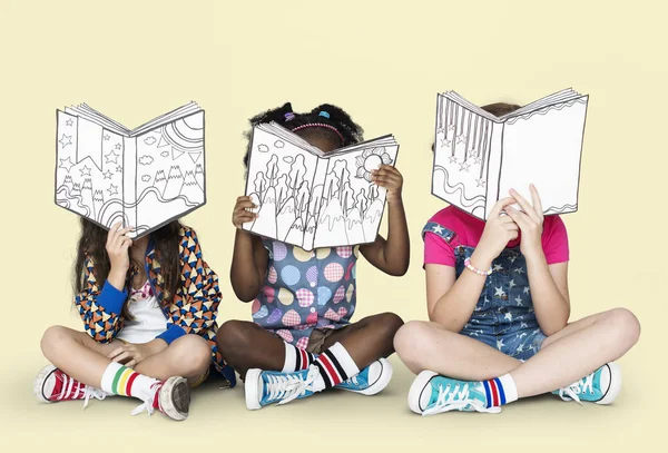 Dzieci, czytanie książki Historia — Zdjęcie stockowe
